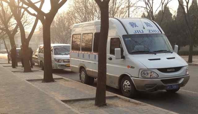 北京救助站人员为井底“蜗居者”送御寒衣物