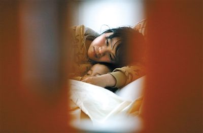 22日，云南省丘北县人民医院，一位母亲正在陪伴病床上的孩子，她的孩子19日因毒鼠强紧急入院，是5名留院观察者中的一名。