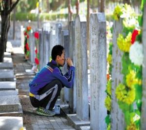 北京首个祭扫高峰日4.7万人赴八宝山|祭扫高图片新京报讯(记者刘春瑞阎欣雨饶沛)清明前的周末，正好天气晴朗，北京迎来今年清明节第一个祭扫高峰日。记者从北京市殡葬管理处了解到，昨日全市163处扫墓点共接待扫墓群众57.7万人，与去年相比同比上升13.4%。昨日上午，吴先生带