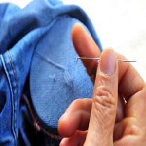 补衣服图片 补衣服其实就是讲衣服因为各种原因照成的损失进行缝补的一种手工工艺。补衣服的工艺分为 普通修补、织补、及精工织补等三种方法。普通修补：指的就是平时我们在家时用针线对衣服进行缝补的一种方法，能解决一些相对简单